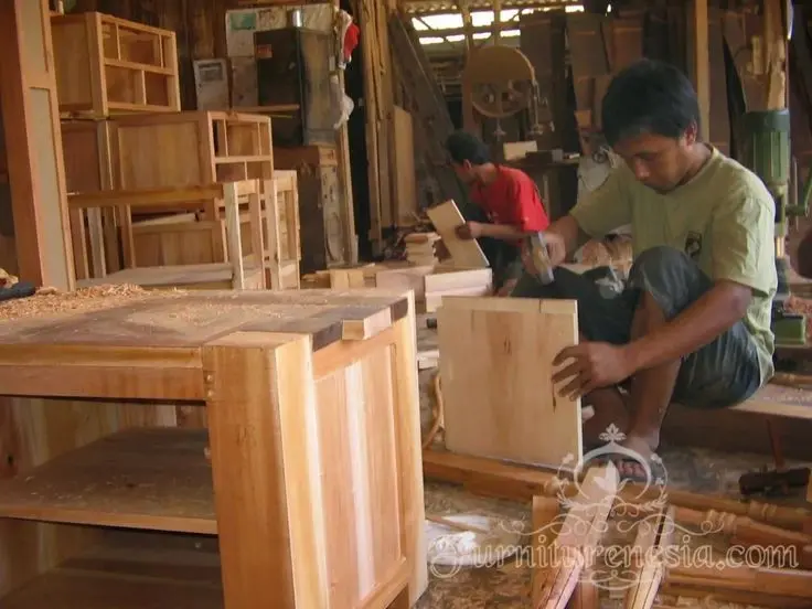 PROSES PRODUKSI FURNITURE OLEH PABRIK PERUSAHAAN FURNITURE DI JAKARTA (1)